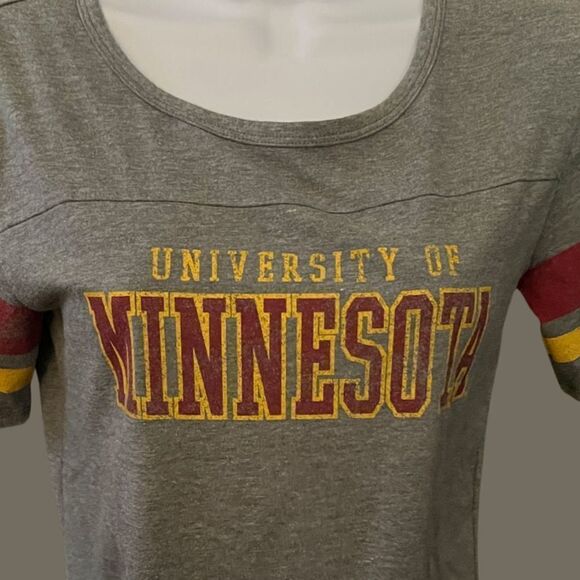 University of Minnesota Logo T Shirt Size Small - Picture 2 of 3